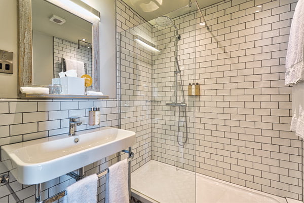 hotel ensuite bathroom